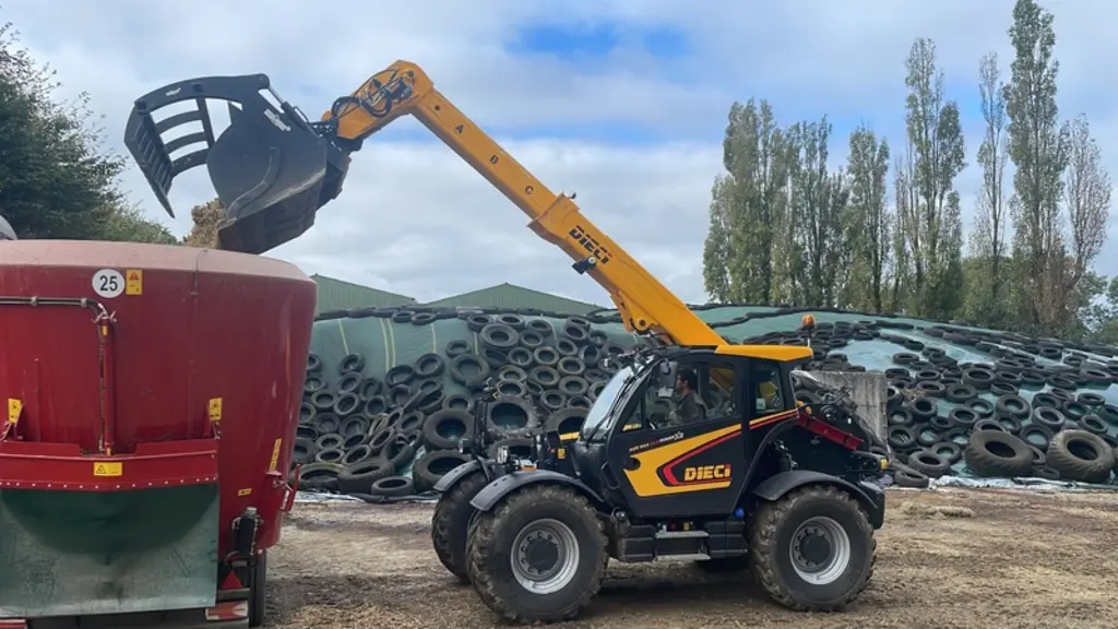 <em class="placeholder">Chargeur télescopique Dieci Agri Max 50.8 Power X2 au chargement de la remorque mélangeuse RMH à deux vis verticales.</em>
