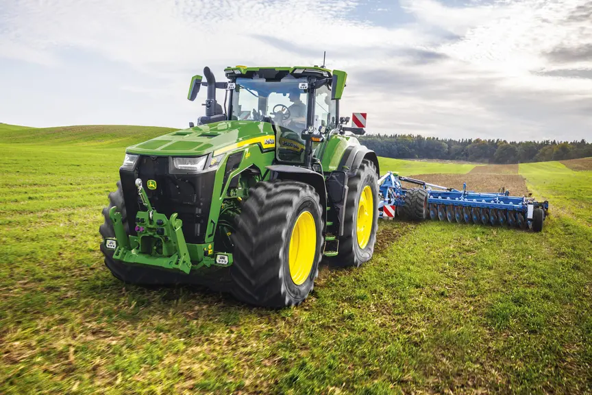 Tracteur agricole John Deere 8R 490 avec déchaumeur à disques indépendants