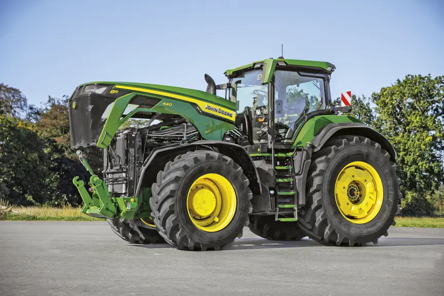 Tracteur John Deere 8R 440 avec capot moteur levé