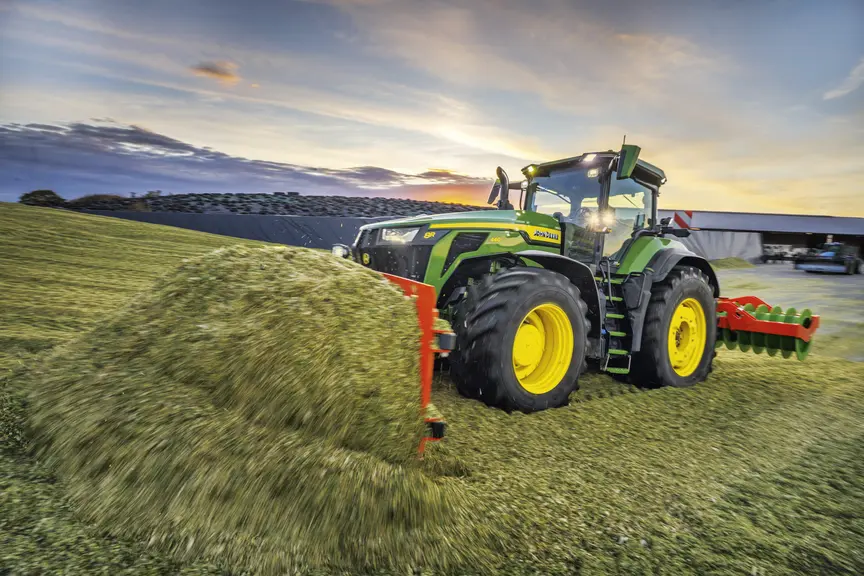 Tracteur John Deere 8R440 sur un tas d'ensilage