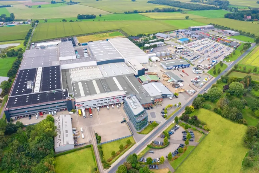 <em class="placeholder">Vue aérienne du centre logistique Heeslingen de Granit Parts</em>