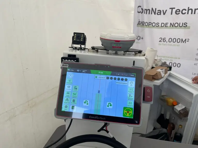 <em class="placeholder">Ecran du système de guidage automatique ComNavTech comercialisé par la société Agripilot</em>