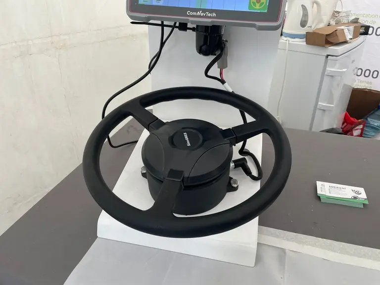 <em class="placeholder">Volant électrique du système de guidage automatique ComNavTech comercialisé par la société Agripilot</em>