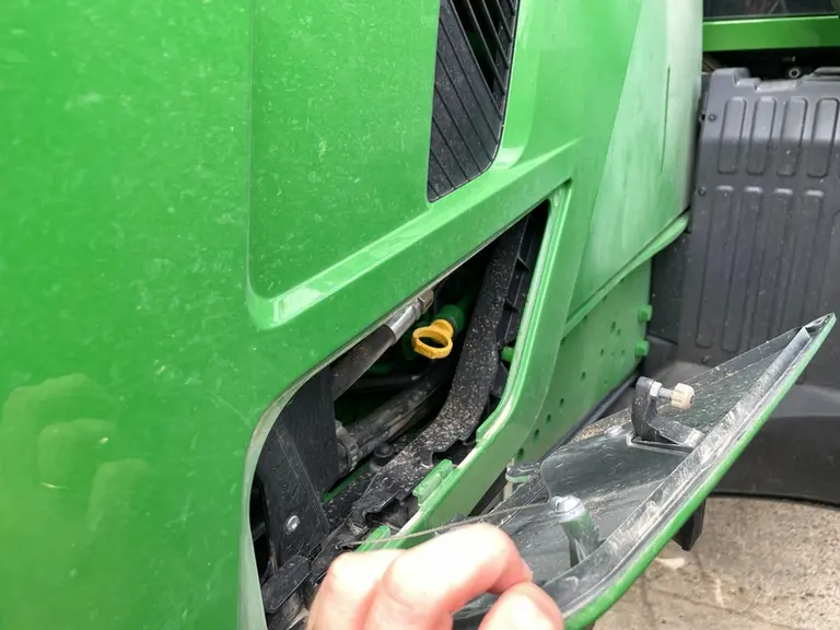 <em class="placeholder">trappe jauge à huile John Deere 6M220</em>