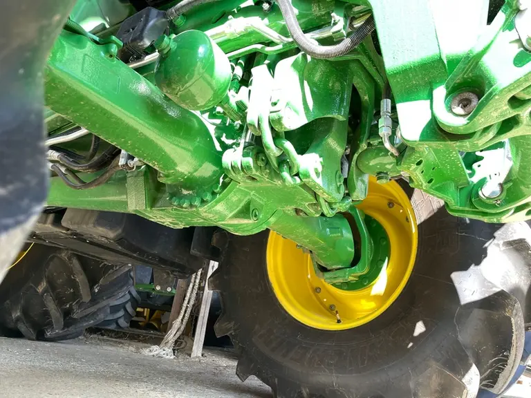 <em class="placeholder">Pont avant du tracteur John Deere 6M220.</em>