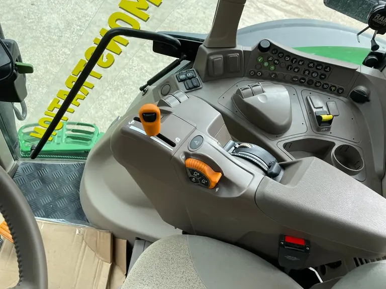 <em class="placeholder">Accoudoir + Panneau de commande sur aile droite du tracteur John Deere 6M220.</em>