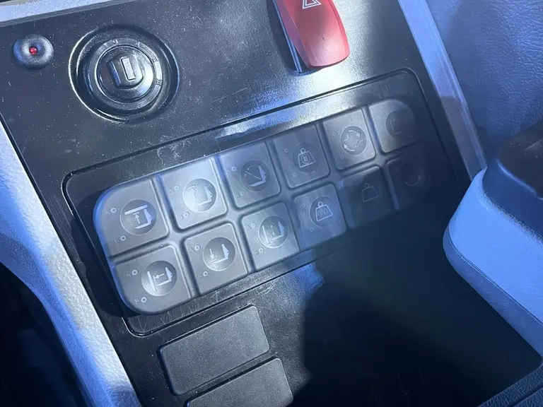 <em class="placeholder">Clavier de commandes des automatismes sur chargeur télescopique JCB</em>