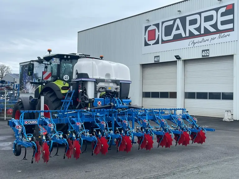 <em class="placeholder">Désherbineuse Carré attelé à un tracteur Claas</em>