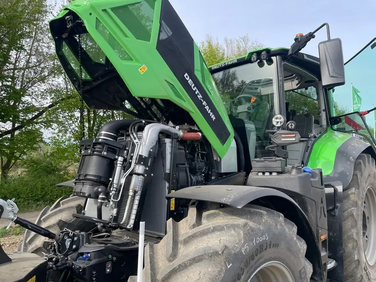<em class="placeholder">Tracteur Deutz-Fahr 8340 TTV avec capot moteur ouvert</em>