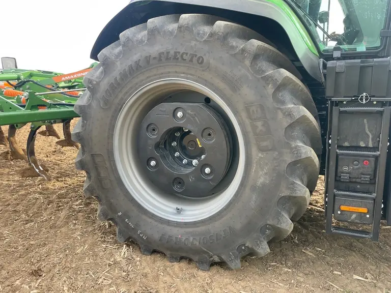 <em class="placeholder">Pneumatique Agrimax V-Flecto de BKT monté sur les tracteurs Deutz-Fahr de la série 8</em>