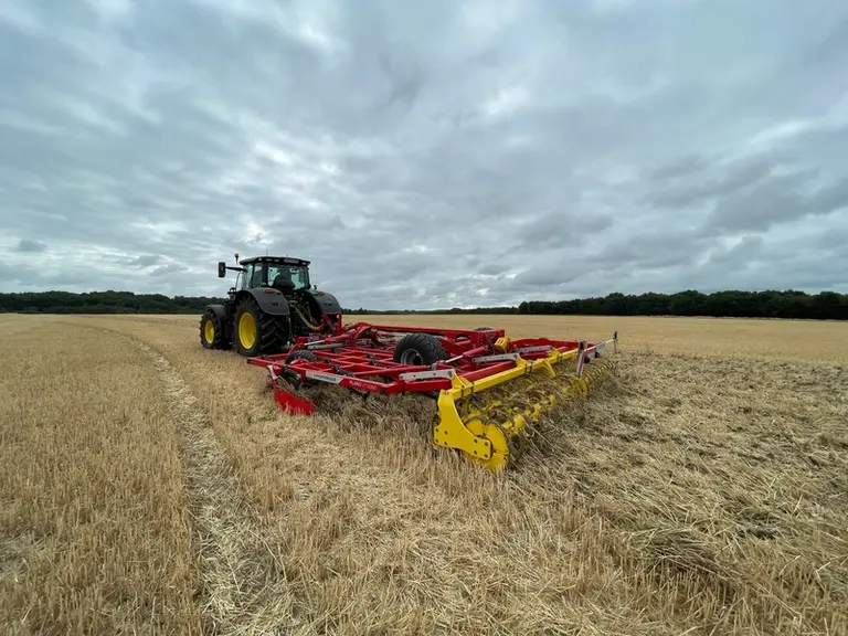 <em class="placeholder">Scalpeur à dents Pöttinger Plano VT 6060 avec tracteur John Deere</em>