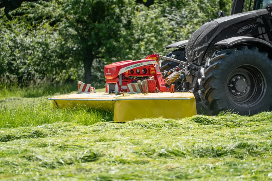 <em class="placeholder">Faucheuse frontale Pöttinger avec tracteur Valtra</em>