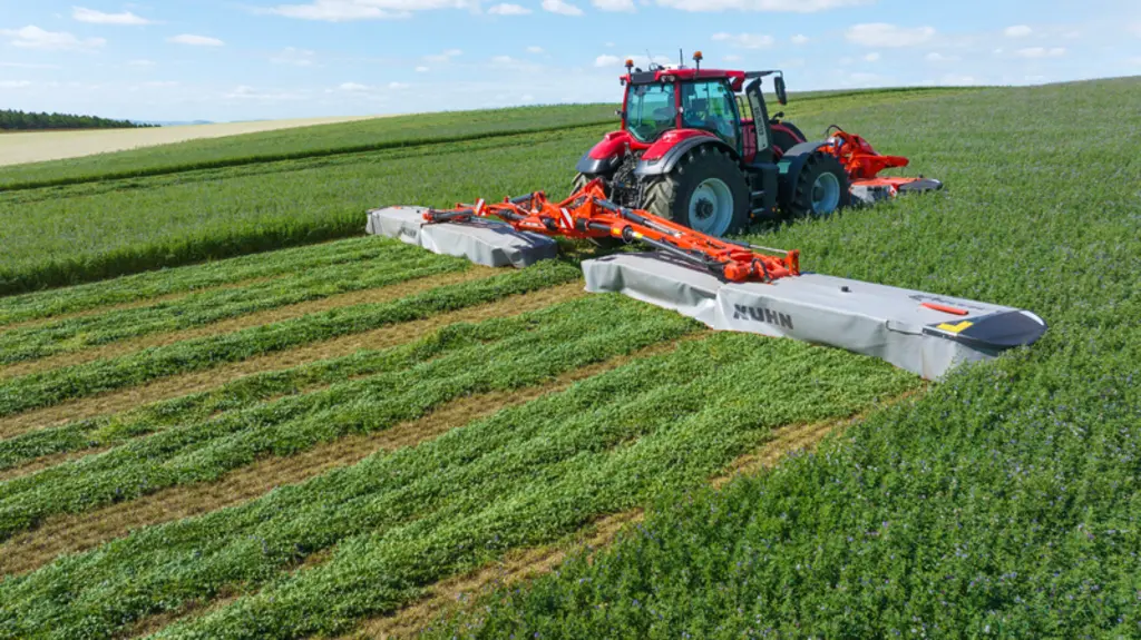 <em class="placeholder">Faucheuse portée Kuhn de 14,50 m de large avec tracteur Valtra</em>