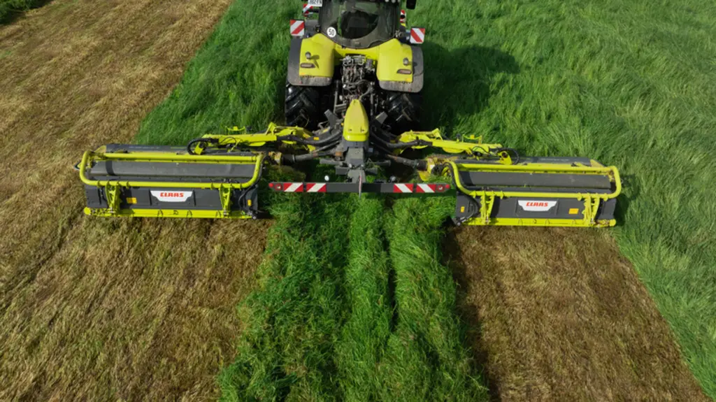 <em class="placeholder">Faucheuse triple Claas avec groupeur à tapis</em>