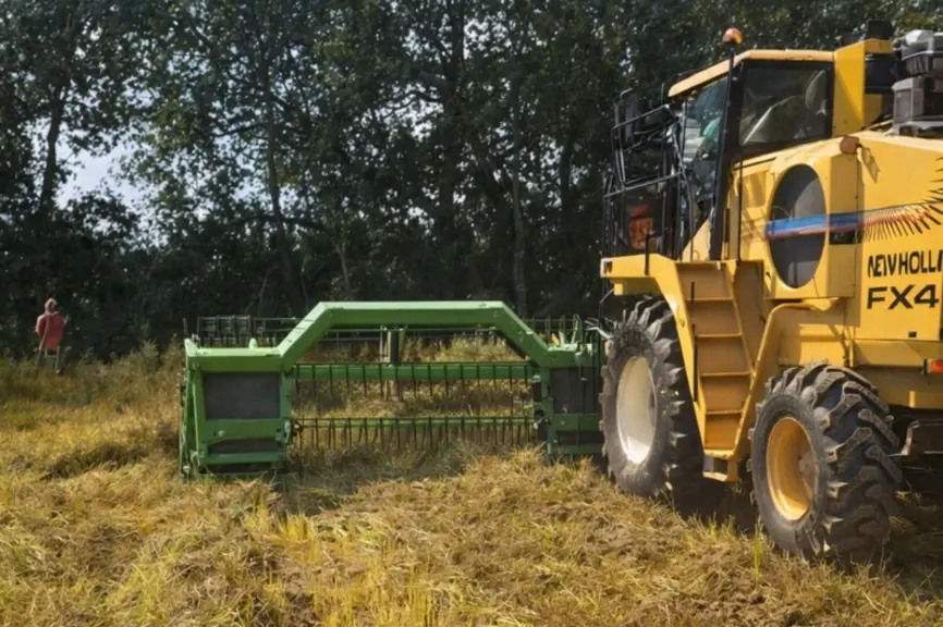 <em class="placeholder">Automoteur de fauche sur base d'ensileuse New Holland FX 48 avec faucheuse andaineuse World de 7,50 m de large</em>