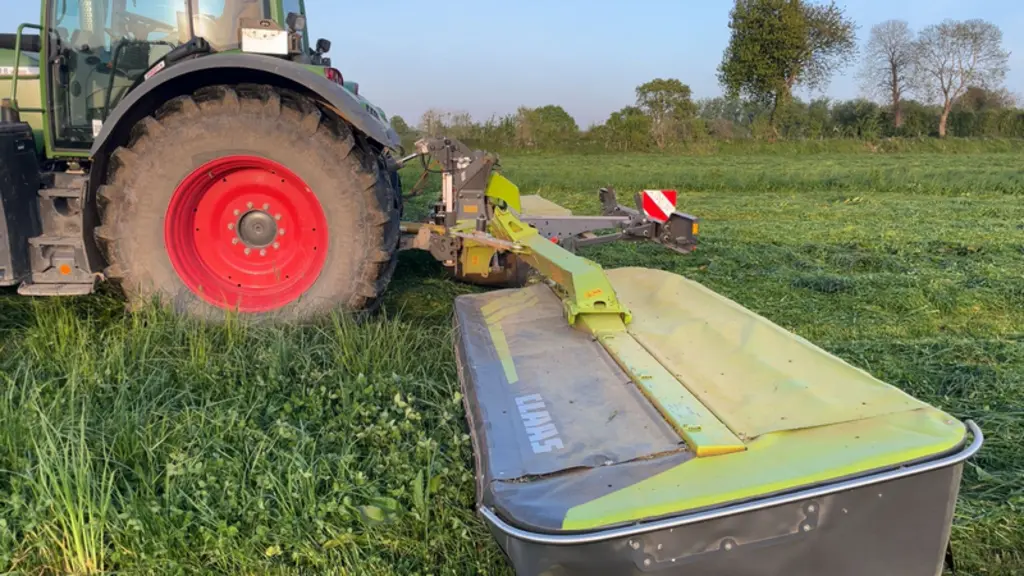 <em class="placeholder">Groupe de fauche Claas avec tracteur Fendt 718 du Gaec du Mesnilge d'Hudimesnil dans la Manche</em>