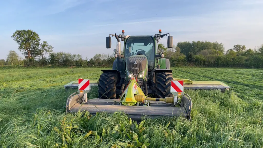 <em class="placeholder">Groupe de fauche Claas avec tracteur Fendt 718 du Gaec du Mesnilge d'Hudimesnil dans la Manche</em>