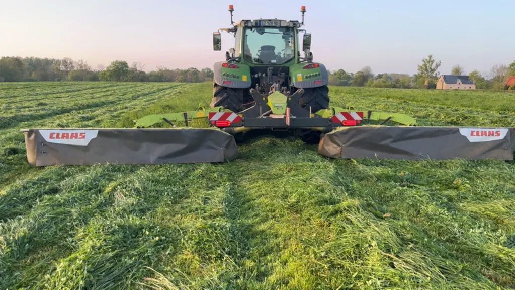 <em class="placeholder">Groupe de fauche Claas avec tracteur Fendt 718 du Gaec du Mesnilge d'Hudimesnil dans la Manche</em>