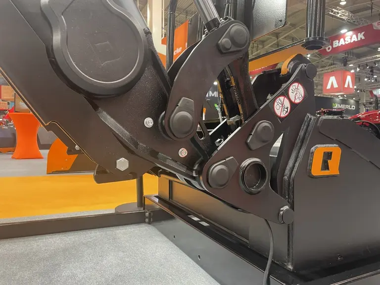 <em class="placeholder">Pièce en acier forgé sur chargeur frontal Quicke série Q-Facelift exposé au salon Agritechnica 2025</em>
