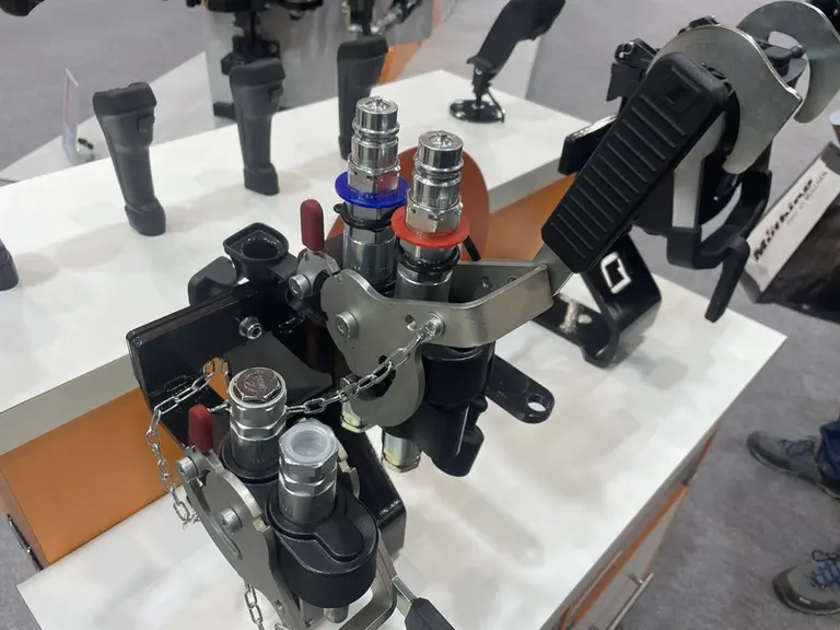 <em class="placeholder">Nouveau coupleur rapide Quicke Selecto Fix 2.0 pour chargeur frontal Quicke série Q-Facelift au salon Agritechnica 2025</em>