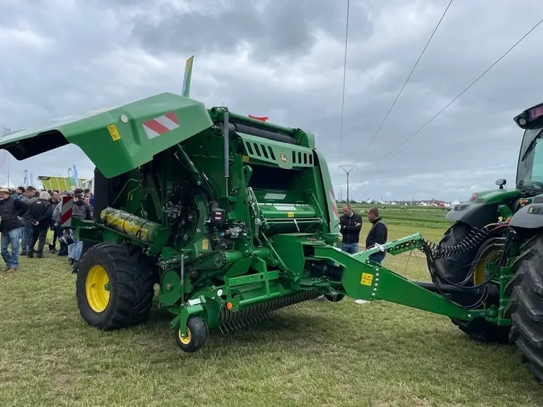 <em class="placeholder">presse à balles rondes à chambre variable John Deere V452R.</em>