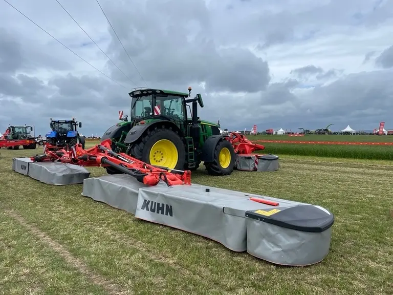 <em class="placeholder">Combiné de fauce Kuhn GMD 15030 attelé sur un tracteur John Deere</em>