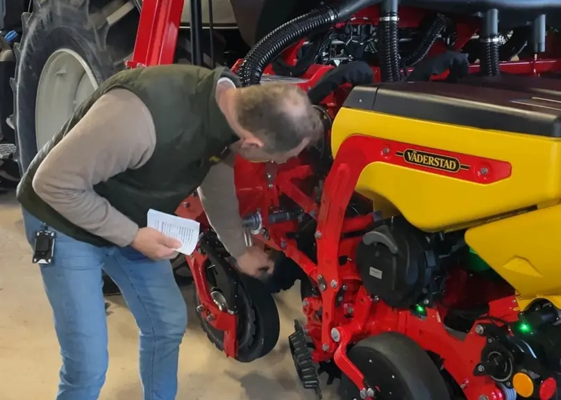 <em class="placeholder">Semoir monograine Väderstad Tempo T 6 attelé à un tracteur Valtra série G.</em>