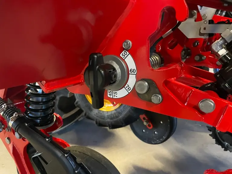 <em class="placeholder">Semoir monograine Väderstad Tempo T 6 attelé à un tracteur Valtra série G.</em>