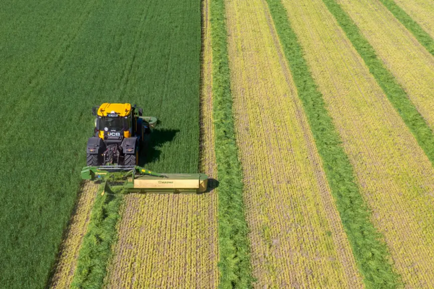 Faucheuse Krone EasyCut R 360 Collect attelée à un tracteur JCB Fastrac
