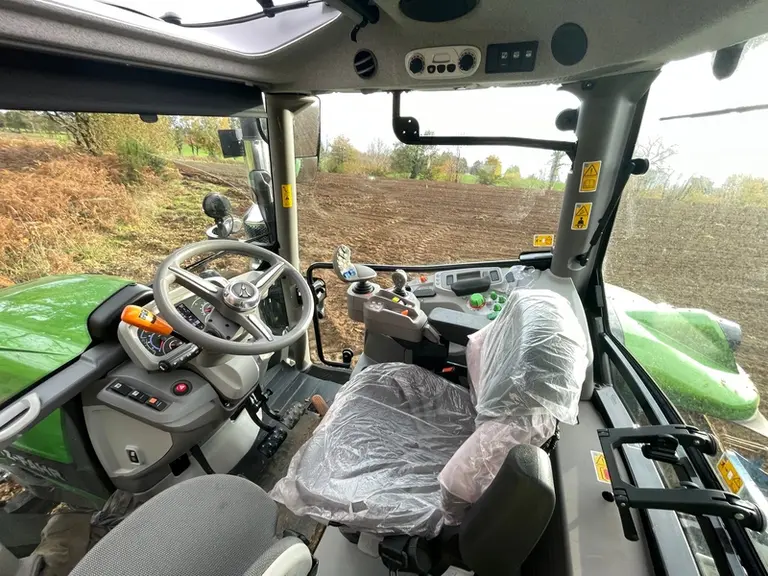 <em class="placeholder">Cabine du tracteur Deutz-Fahr 6135C MY25</em>