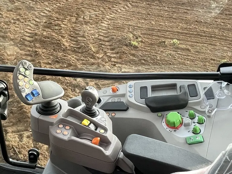 <em class="placeholder">Cabine du tracteur Deutz-Fahr 6135C MY25</em>