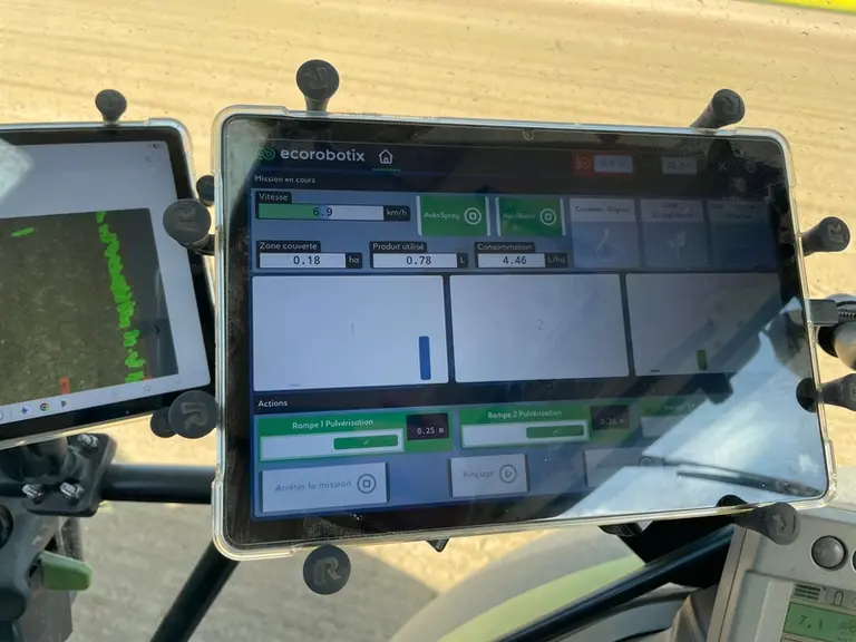 Ecrans du pulvérisateur Ara d'Ecorobotix attelé sur un tracteur John Deere 7430
