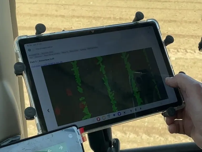 <em class="placeholder">Ecran du pulvérisateur Ara d'Ecorobotix attelé sur un tracteur John Deere 7430</em>