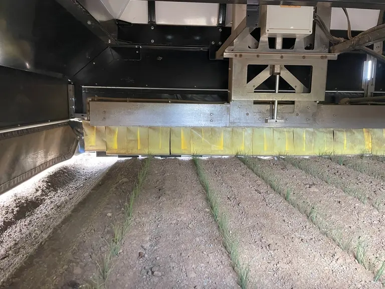 <em class="placeholder">Vue sous le tunnel du pulvérisateur Ara d'Ecorobotix attelé sur un tracteur John Deere 7430</em>