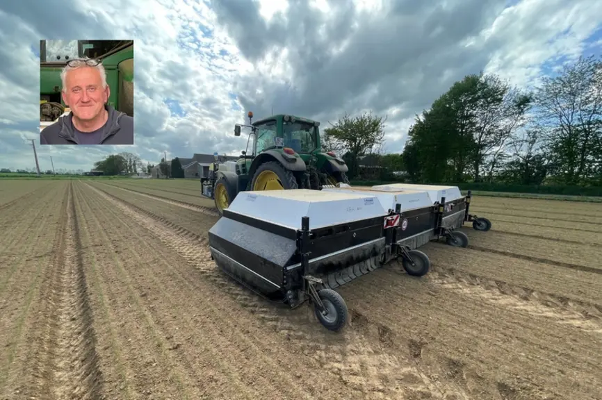 Pulvérisateur Ara d'Ecorobotix attelé sur un tracteur John Deere 7430