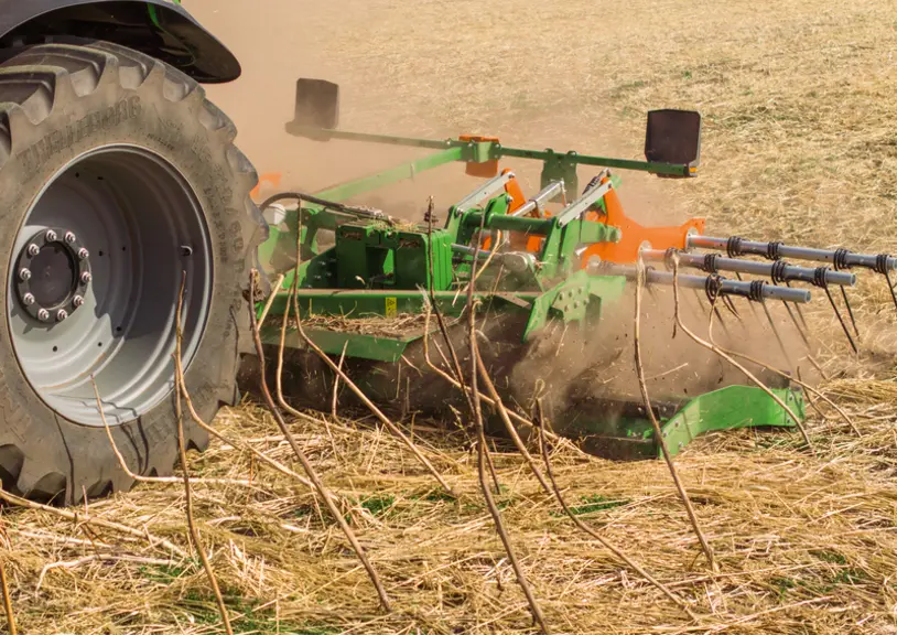 <em class="placeholder">Rouleau hacheur porté Amazone TopCut 6000-2 attelé à un tracteur Massey Ferguson</em>
