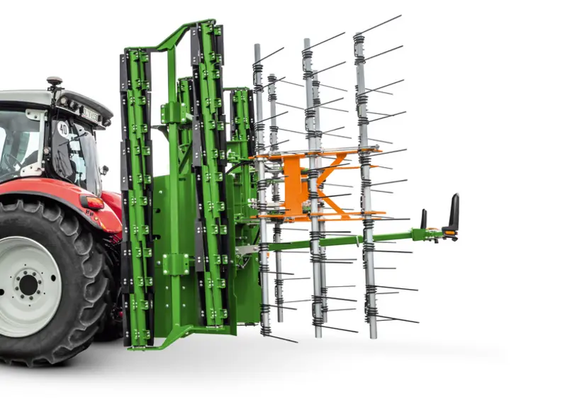<em class="placeholder">Rouleau hacheur porté Amazone TopCut 6000-2 attelé à un tracteur Massey Ferguson</em>