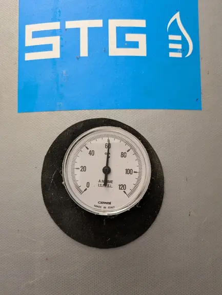 <em class="placeholder">Thermomètre du ballon d'eau chaude de 1 000 litres de l’Earl Alliance Élevage, à Beaupréau-en-Mauges dans le Maine-et-Loire</em>