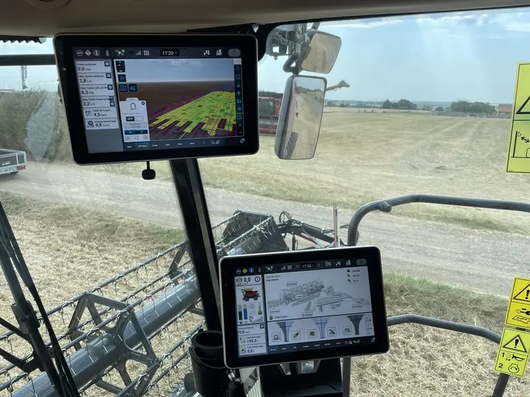<em class="placeholder">Deux terminaux Case IH Pro 1200 à écran tactile de 12 pouces en cabine de la moissonneuse-batteuse Axial-Flow 7160 </em>