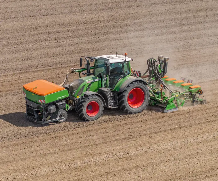 Semoir monograine Amazone Precea 4500-2 AFCC avec un tracteur Fendt 724 et une trémie frontale FTender