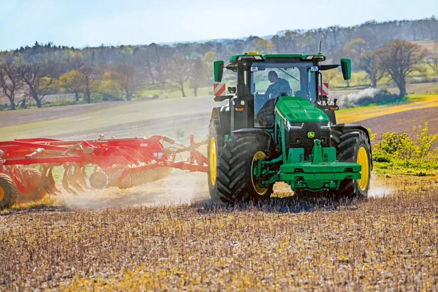 <em class="placeholder">Tracteur John Deere 8R avec un déchaumeur à disques indépendants Väderstad Carrier </em>