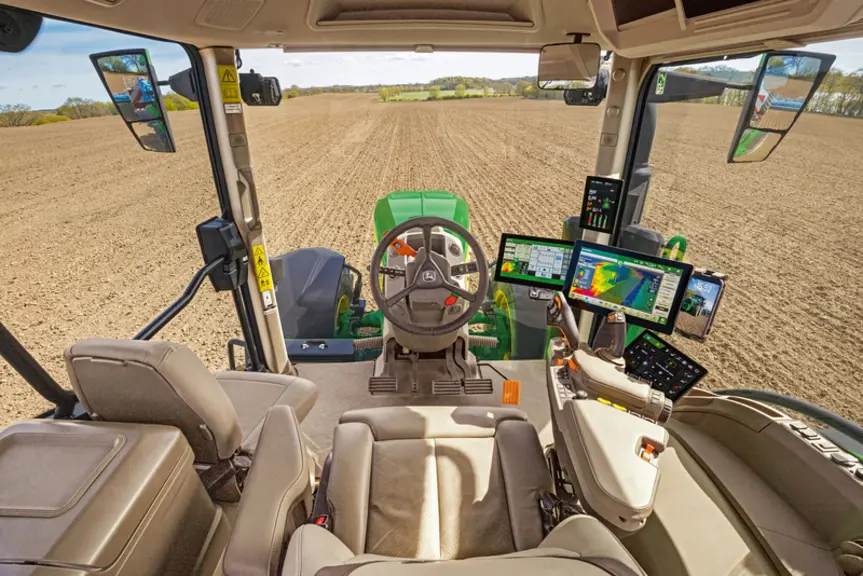 <em class="placeholder">Tracteur John Deere 8R intérieur cabine</em>