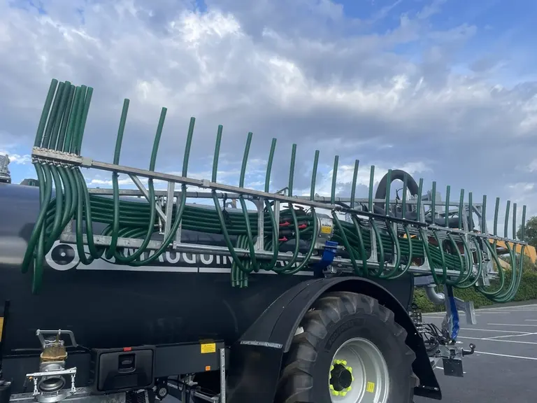 <em class="placeholder">Tonne à lisier Mauguin CItagri à simple essieu de 13 000 l avec rampe à pendillars télescopique de 15 à 18 m.</em>