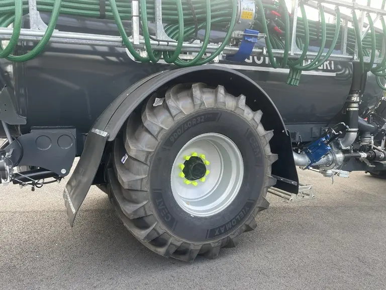 <em class="placeholder">Pneu CEAT 900/60 R32 monté sur la tonne à lisier Mauguin CItagri à simple essieu de 13 000 l </em>