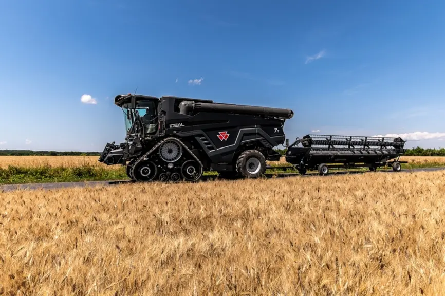 <em class="placeholder">Moissonneuse-batteuse Massey Ferguson Ideal 7T sur la route avec son chariot de coupe</em>