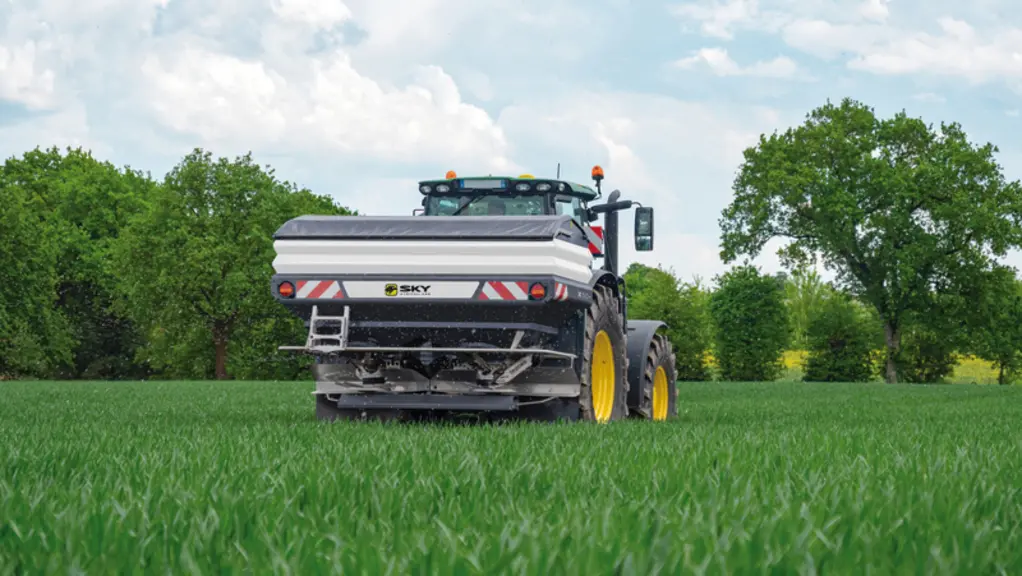 <em class="placeholder">Tracteur avec épandeur engrais porté Sky Agriculture.</em>