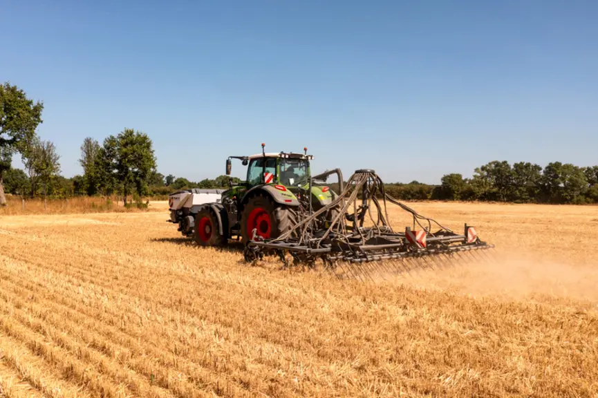 <em class="placeholder">Scalpeur Sky Agriculture Methys PCS avec unité de semis, trémie frontale Progress TF et Tracteur Fendt</em>