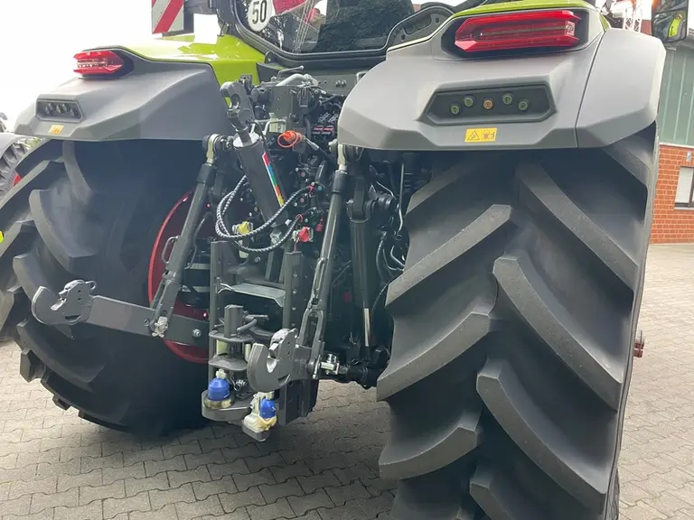 <em class="placeholder">Vue arrière de Claas Axion 8</em>