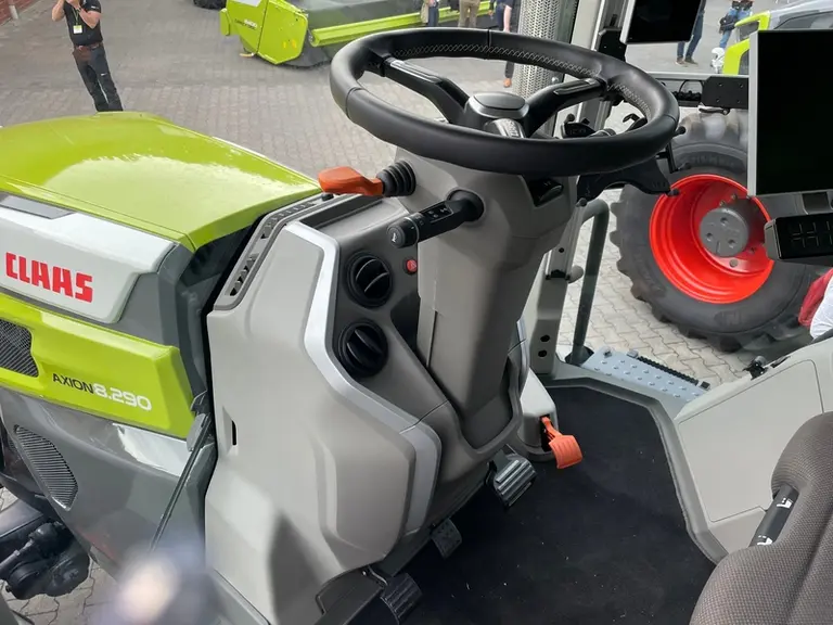<em class="placeholder">Intérieur des Claas Axion 8</em>