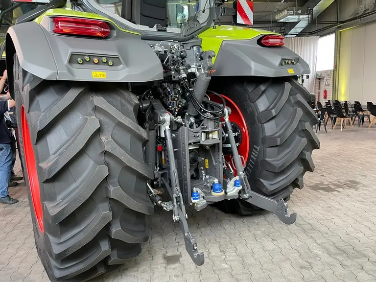 <em class="placeholder">Relevage arrière Claas Axion 8</em>